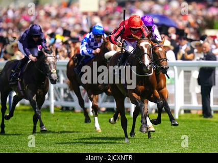 Il ridler cavalcato dal jockey Paul Hanagan (a destra) sulla loro strada per vincere i Norfolk Stakes durante il giorno tre del Royal Ascot a Ascot Racecourse. Data foto: Giovedì 16 giugno 2022. Foto Stock