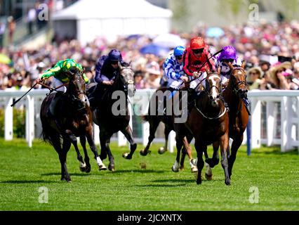 Il ridler cavalcato dal jockey Paul Hanagan (seconda a destra) sulla loro strada per vincere i Norfolk Stakes durante il giorno tre del Royal Ascot a Ascot Racecourse. Data foto: Giovedì 16 giugno 2022. Foto Stock