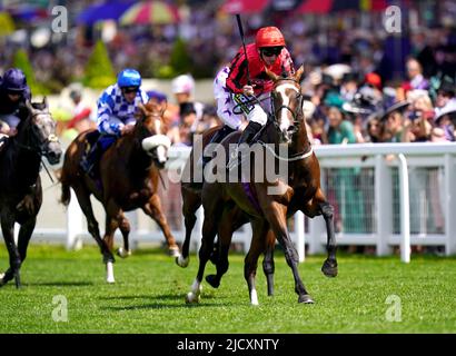 Il ridler cavalcato dal jockey Paul Hanagan (a destra) sulla loro strada per vincere i Norfolk Stakes durante il giorno tre del Royal Ascot a Ascot Racecourse. Data foto: Giovedì 16 giugno 2022. Foto Stock
