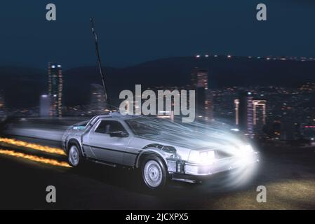 Replica time machine auto da Ritorno al futuro sul palco del gadget Show  Foto stock - Alamy