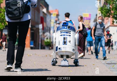 Erlangen, Germania. 16th giugno 2022. Una replica telecomandata del droid astromeico di Star Wars 'R2-D2' guida lungo di fronte a una sala al Comic-Salon 2022 a Erlangen. Credit: Nicolas Armer/dpa/Alamy Live News Foto Stock