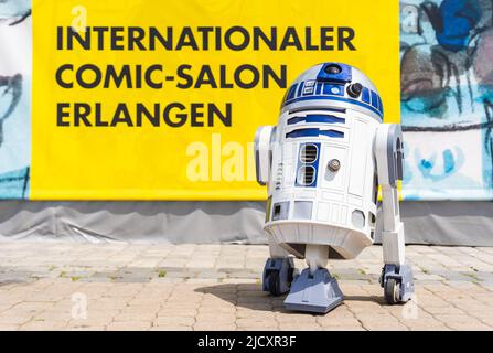 Erlangen, Germania. 16th giugno 2022. Una replica telecomandata del droid astromeico di Star Wars 'R2-D2' si trova di fronte a una sala al Comic-Salon 2022 a Erlangen. Credit: Nicolas Armer/dpa/Alamy Live News Foto Stock