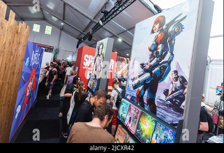 Erlangen, Germania. 16th giugno 2022. I visitatori camminano attraverso una sala al Salone Comic 2022 di Erlangen. Credit: Nicolas Armer/dpa/Alamy Live News Foto Stock