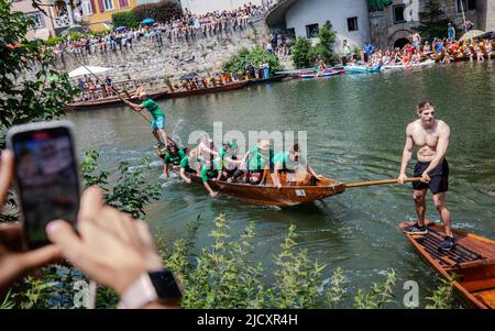 16 giugno 2022, Baden-Wuerttemberg, Tübingen: Una donna filma con il suo smartphone la gara di punting sul fiume Neckar. Dopo una pausa di due anni a causa della corona, circa 40 puntini, ciascuno con otto persone a bordo, sono nuovamente in competizione quest'anno in una gara sul Neckar. Foto: Christoph Schmidt/dpa Foto Stock