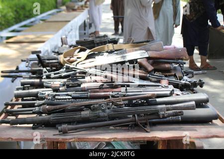 Nangarhar. 14th giugno 2022. La foto scattata il 14 giugno 2022 mostra fucili d'assalto sequestrati dalle forze di sicurezza afghane nella provincia di Nangarhar, in Afghanistan. Le forze di sicurezza afghane hanno sequestrato 48 fucili d'assalto, tra cui AK-47 nella provincia orientale di Nangarhar, l'agenzia di notizie Bakhtar, gestita dallo stato, ha riferito giovedì. Nell'operazione, il personale di sicurezza ha anche scoperto una grande quantità di altre armi e munizioni, comprese le mine antiuomo e anticarro, ha detto la relazione. Credit: Amidullah/Xinhua/Alamy Live News Foto Stock