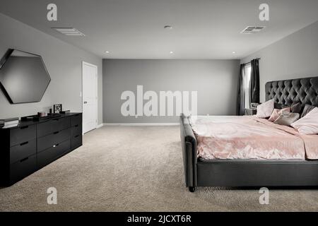 Interno di una moderna camera da letto principale dell'appartamento Foto Stock
