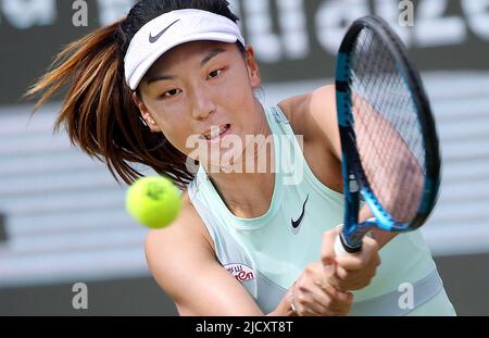 Berlino, Germania. 16th giugno 2022. Tennis: WTA Tour, round di 16 singoli, donne, competizione, 1st round Wang (Cina) - Gauff (USA) allo Steffi Graf Stadium. Xinyu Wang gioca una mano indietro. Credit: Wolfgang Kumm/dpa/Alamy Live News Foto Stock