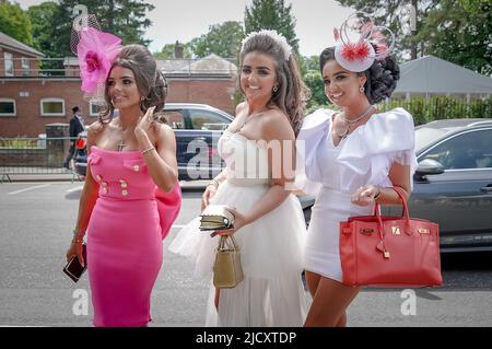 Berkshire, Regno Unito. 16th giugno 2022. Giornata reale delle Signore dell'Ascot. Il giovedì Gold Cup Day, noto anche come Ladies Day, vede lo stile e l'eleganza arrivare con cappelli stravaganti e abiti glamour. Credit: Guy Corbishley/Alamy Live News Foto Stock