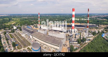 Siekierki Heat and Power Plant. Vista aerea di una centrale elettrica con alti camini rossi e bianchi. Foto di alta qualità Foto Stock