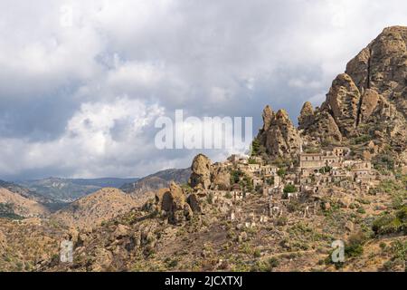 Il borgo montano parzialmente abbandonato di Pentedattilo nell'Italia meridionale Foto Stock