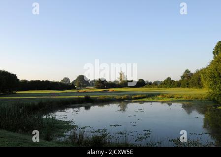 Vista di mattina presto sullo Stagno su 4th Green, Horne Park Golf Club, Horne, South Godstone, Surrey, Inghilterra Foto Stock