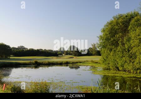 Vista di mattina presto sullo Stagno su 4th Green, Horne Park Golf Club, Horne, South Godstone, Surrey, Inghilterra Foto Stock