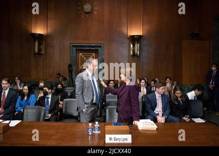 Il senatore Amy Klobuchar (democratico del Minnesota) degli Stati Uniti, a sinistra, parla con Barry Lynn, direttore esecutivo dell'Open Markets Institute, all'inizio del sottocomitato giudiziario del Senato sulla politica di concorrenza, antitrust, E Consumer Rights Hearing per esaminare l'impatto del consolidamento su famiglie e consumatori, concentrandosi sulla formula del bambino e oltre, a Capitol Hill a Washington, D.C., Mercoledì 15 giugno 2022. Foto di Cliff Owen/CNP/ABACAPRESS.COM Foto Stock