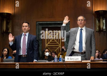 Scott Lincicome, direttore, General Economics e Herbert A. Stiefel Center for Trade Policy Studies, a sinistra, e Barry Lynn, direttore esecutivo, Open Markets Institute, Sono giurati prima di testimoniare durante la sottocommissione giudiziaria del Senato sulla politica di concorrenza, antitrust, e diritti dei consumatori udienza per esaminare l'impatto del consolidamento su famiglie e consumatori, concentrandosi sulla formula del bambino e oltre, su Capitol Hill a Washington, D.C., Mercoledì, 15 giugno 2022. Foto di Cliff Owen/CNP/ABACAPRESS.COM Foto Stock
