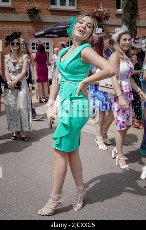 Berkshire, Regno Unito. 16th giugno 2022. Giornata reale delle Signore dell'Ascot. Il giovedì Gold Cup Day, noto anche come Ladies Day, vede lo stile e l'eleganza arrivare con cappelli stravaganti e abiti glamour. Credit: Guy Corbishley/Alamy Live News Foto Stock