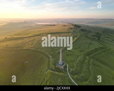 Tramonto. Monumento Lansdowne. Oldbury, collina. Wessex Ridgeway percorso preistorico a lunga distanza. Wiltshire. Inghilterra. REGNO UNITO Foto Stock