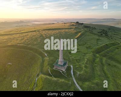 Tramonto. Monumento Lansdowne. Oldbury, collina. Wessex Ridgeway percorso preistorico a lunga distanza. Wiltshire. Inghilterra. REGNO UNITO Foto Stock