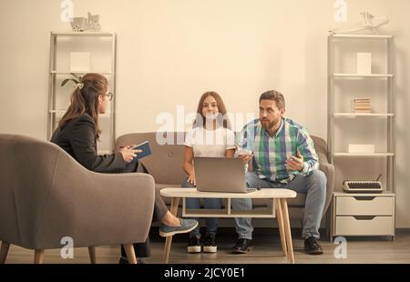 preoccupazioni padre con bambino parlare con psicologo di famiglia, terapia Foto Stock