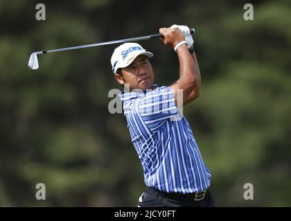 New York, Stati Uniti. 16th giugno 2022. Hideki Matsuyama of Japan ha girato il suo tee shot sulla buca 16th nel primo round del 122nd United States Open Championship al Country Club di Brookline, Massachusetts, giovedì 16 giugno 2022. Foto di John Angelillo/UPI Credit: UPI/Alamy Live News Foto Stock