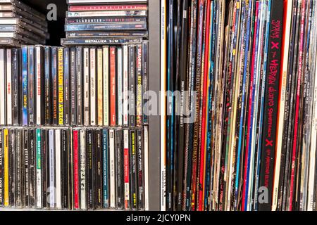 Collezione di dischi in vinile, cd, collezione di cd, maniche da record, dischi in vinile, collezione musicale, collezione discografica, musica heavy metal, dischi, vinile, Foto Stock