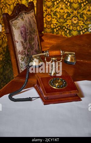 L'uomo solleva il telefono dal vecchio telefono Foto Stock