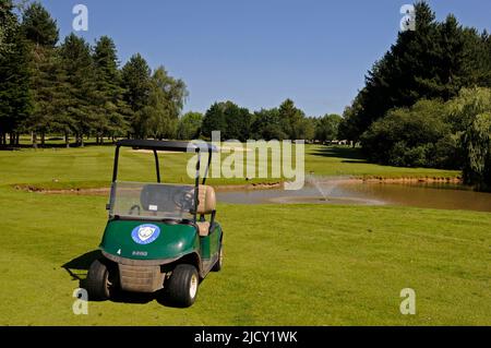 Vista su Stagno a 4th Green con buggy, Bentley Golf Club, Brentwood, Essex, Inghilterra Foto Stock