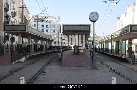 Tunisi. 16th giugno 2022. Foto scattata il 16 giugno 2022 mostra una stazione ferroviaria e degli autobus vuota a Tunisi, Tunisia. Giovedì i lavoratori del settore pubblico tunisino hanno tenuto uno sciopero generale che ha colpito 159 istituzioni pubbliche, per protestare contro il rifiuto del governo di chiedere un aumento dei salari. PER ANDARE CON 'i lavoratori del settore pubblico della Tunisia hanno sciopero generale per aumento di stipendio ' Credit: Del Ezzine/Xinhua/Alamy Live News Foto Stock