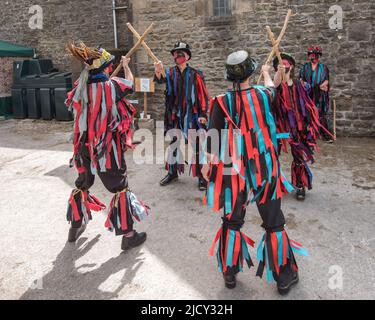 I Flagcrackers di Skipton (Craven) si esibiscono e si divertono alla Cappelside Farm Rathmell, Yorkshire, al giorno dell'Open Farm il 12th giugno 2022. Foto Stock