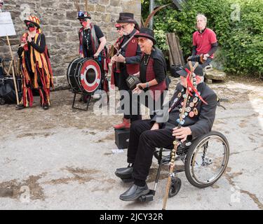 I Flagcrackers di Skipton (Craven) si esibiscono e si divertono alla Cappelside Farm Rathmell, Yorkshire, al giorno dell'Open Farm il 12th giugno 2022. Foto Stock