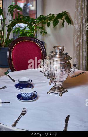 Foto di un samovar in piedi su un tavolo Foto Stock