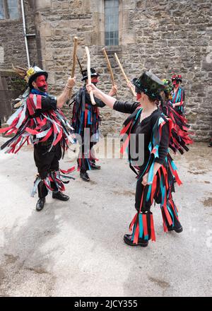 I Flagcrackers di Skipton (Craven) si esibiscono e si divertono alla Cappelside Farm Rathmell, Yorkshire, al giorno dell'Open Farm il 12th giugno 2022. Foto Stock