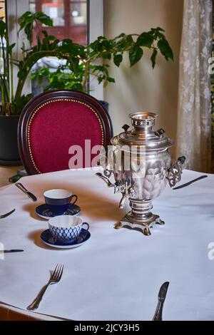 Foto di un samovar in piedi su un tavolo Foto Stock