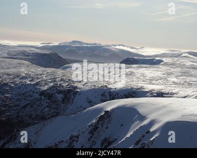 Vista da Sgor Gaoith. Guardando attraverso l'altopiano Moine Mhor, con uno Sgarsoch & Beinn a`Ghlo, Carn nan Gabhar, in lontananza. Foto Stock