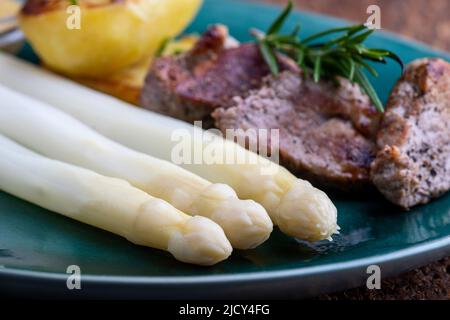 filetto di maiale alla griglia con asparagi Foto Stock