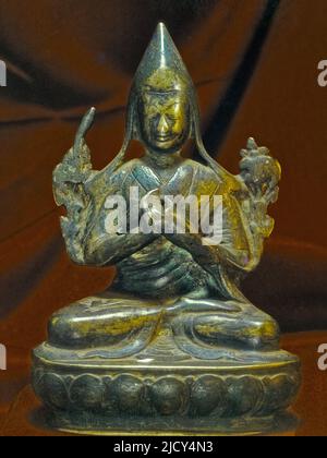 12 Gen 2012 Gialle Hat modo monk Tsongkhapa Tibet Tibetan Dahai lama è la testa di questo studio di statua del gruppo girato Mumbai Maharashtra India Foto Stock