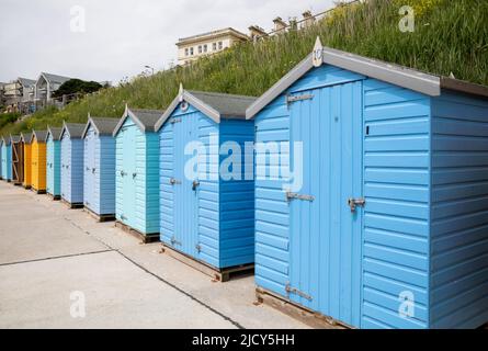 Colourful Beach capanne lungo il fronte a Pendennis Castle Beach in Cornovaglia, regno unito Foto Stock