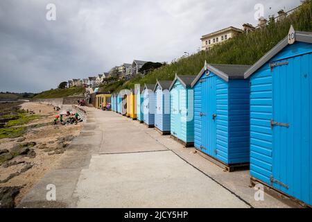 Colourful Beach capanne lungo il fronte a Pendennis Castle Beach in Cornovaglia, regno unito Foto Stock