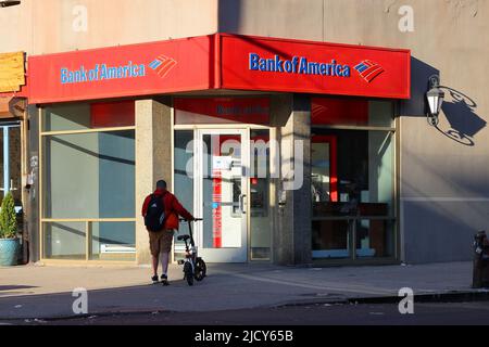 Bank of America ATM, 2680 Broadway, New York, NYC foto del negozio di una macchina automatica del bancomat nell'Upper West Side di Manhattan Foto Stock