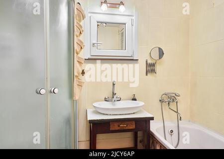 Foto del bagno con doccia e vasca Foto Stock