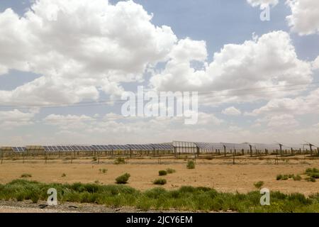 Gallup, Stati Uniti. 13th giugno 2022. Un grande campo di pannelli solari si trova al di fuori di Gallup, New Mexico USA il 13 giugno 2019. Nel 2021 il New Mexico si è classificato tra i primi 15 stati per la produzione di energia solare. Lo stato riceve il 6,14% della sua elettricità dal solare. (Foto di: Alexandra Buxbaum/Sipa USA) Credit: Sipa USA/Alamy Live News Foto Stock