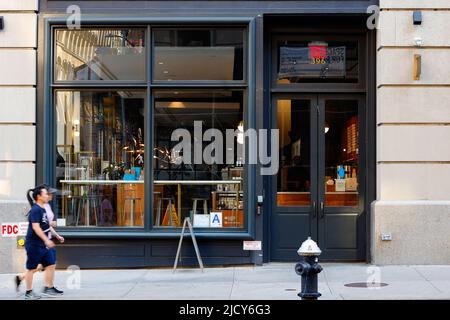 Blue Bottle Coffee, 396 Broadway, New York, NYC foto di una catena di caffetterie nel quartiere Tribeca di Manhattan. Foto Stock