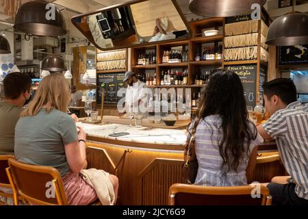 Eataly è una destinazione gastronomica italiana per lo shopping e i ristoranti a New York City, USA 2022 Foto Stock