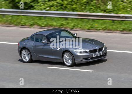 2010 grigio BMW Z4 SDrive M Sport Roadster 2497cc benzina 6 velocità manuale; guida sulla M6 autostrada, Manchester, Regno Unito Foto Stock