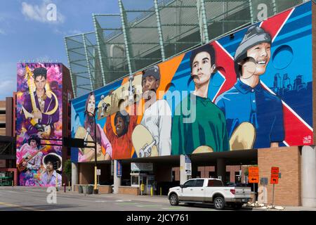 Il murale del 2022 dell'artista Hiero Veiga del musicista Prince (a sinistra) e il Reggie LeFlore del 2021, X segna il murale Spot lungo il viale 1st. Foto Stock