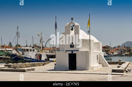 AEGINA, Grecia, - Maggio 2022: Vista frontale esterna della Cappella di San Nicola che si erge sulla banchina del porto della città Foto Stock