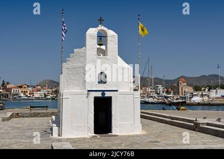 AEGINA, Grecia, - Maggio 2022: Vista frontale esterna della Cappella di San Nicola che si erge sulla banchina del porto della città Foto Stock