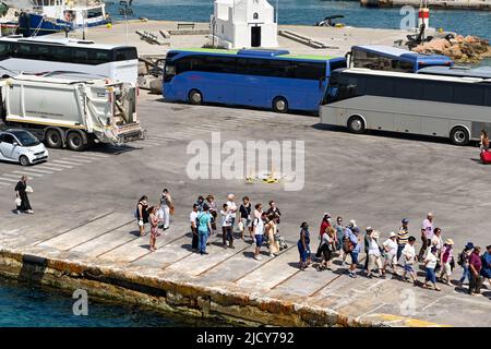 AEGINA, Grecia, - Maggio 2022: Persone in fila per prendere un traghetto al porto della città Foto Stock