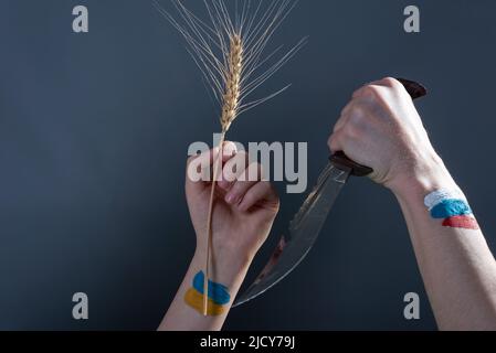 russia vs ucraina concetto la russia minaccia con un coltello Foto Stock