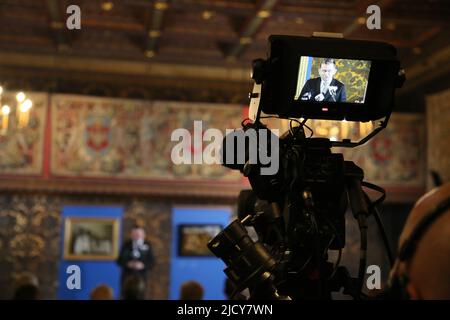 Cracovia. Cracovia. Polonia. Videocamera TV che trasmette in diretta una conferenza stampa. Foto Stock