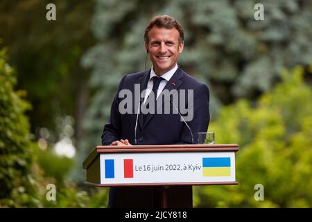 Guerra in Ucraina. Conferenza stampa: Emmanuel MACRON. Il Presidente Volodymyr SELENSKYJ (ZELENSKYY) riceve il Cancelliere federale OLAF SCHOLZ, Emmanuel MACRON Presidente di Francia) Mario DRAGHI (primo Ministro Italia) e Klaus JOHANNIS (Presidente Romania) il 16th giugno 2022. Incontro del Presidente dell'Ucraina con i Presidenti di Francia e Romania, il Cancelliere di Germania e il primo Ministro d'Italia Foto: L'Ufficio Presidenziale dell'Ucraina via SVEN SIMON Fotoagentur GmbH & Co. Pressedoto KG # Prinzess-Luise-Str. 41 # 45479 M uelheim/R uhr # Tel. 0208/9413250 # Fax. 0208/9413260 # GLS Bank # Foto Stock